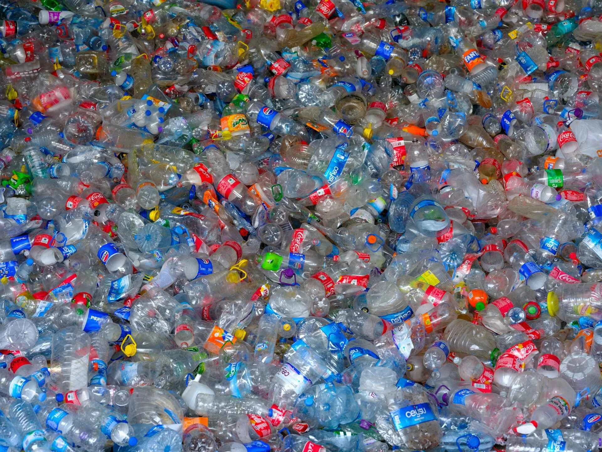 how many water bottles is a gallon